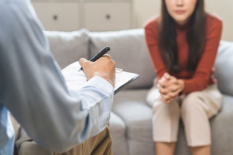 A woman in Singapore seeking conventional hemorrhoidectomy surgery